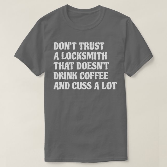 Schmied, der Kaffee trinkt, wird viel weiß T-Shirt (Design vorne)