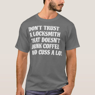Schmied, der Kaffee trinkt, wird viel weiß T-Shirt