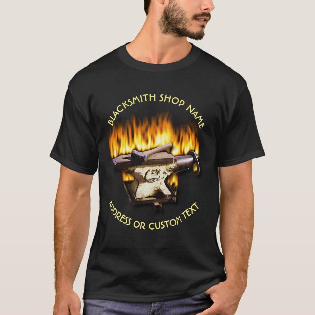 Schmiedegeschäft mit Ambosse und Hammer im Feuer T-Shirt (Vorderseite)