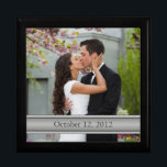 Schmuckbox für Hochzeitstifte aus Foto Geschenkbox<br><div class="desc">Sie können das Foto und den Text in diesem Foto Rahmen Schmuckkasten anpassen. Ideal für Hochzeit, Verlobung, Jubiläum oder Familienfeiern. Um Bild und Text zu ändern, verwenden Sie die Option Personalisieren. Um weitere Änderungen vorzunehmen, z. B. Textänderungen (Schriftart, Schriftart, Textplatzierung) oder die Platzierung des Fotos zu ändern, können Sie diese...</div>