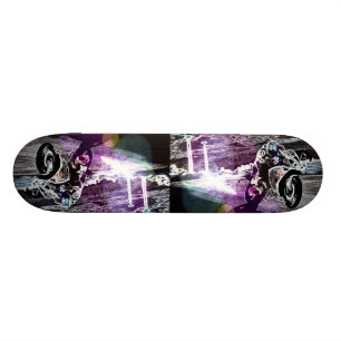 Schmutz radfahrender Motocross, der Skateboard