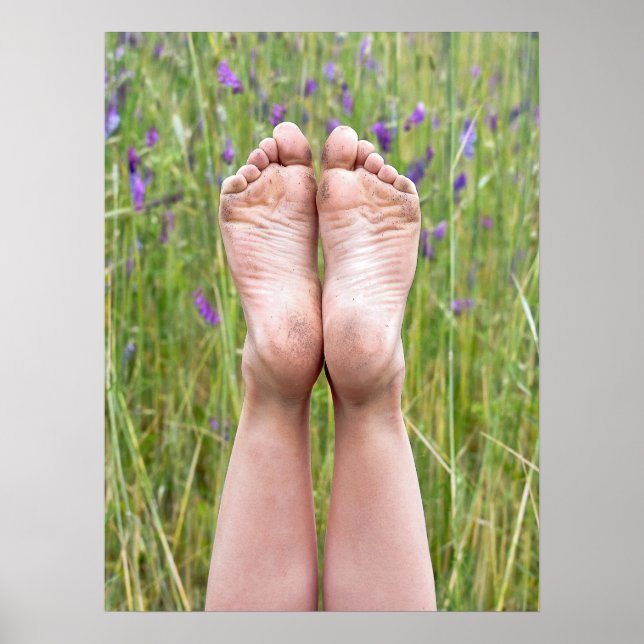 schmutzige Barfuß in Wildblumen Poster (Vorne)