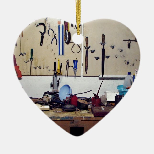 Schmutziger Werktisch Keramikornament (Vorne)