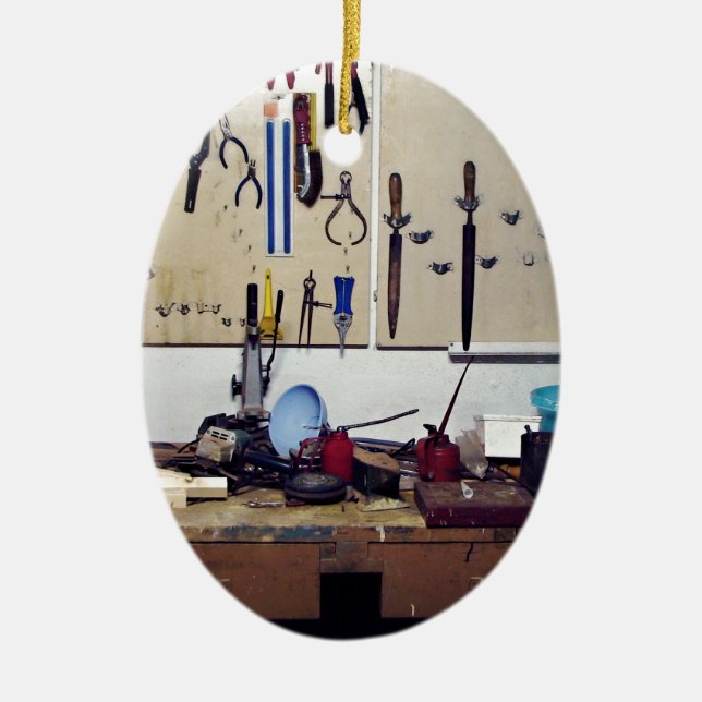 Schmutziger Werktisch Keramikornament (Vorne)