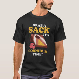 Schnappen Sie sich einen Sack. Das Cornhole Time B T-Shirt