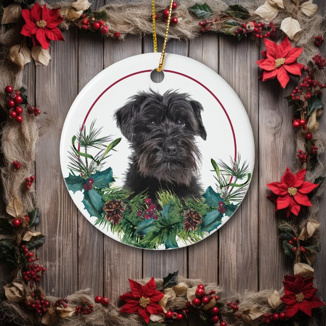 Schnauzer Dog Evergreen Berry Wreath Keramik Ornament (Von Creator hochgeladen)