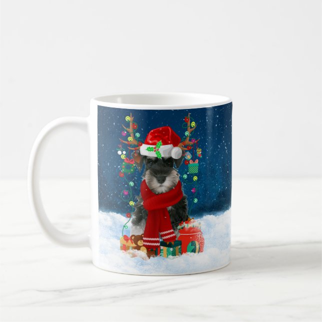 Schnauzer Hund im Schnee mit Weihnachtsgeschenken Kaffeetasse (Links)