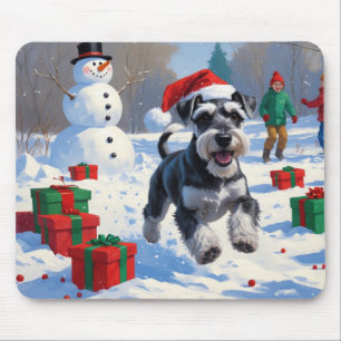 Schnauzer läuft im Schnee mit Weihnachtshut Mousepad