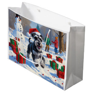 Schnauzer läuft im Schnee mit Weihnachtsmütze Große Geschenktüte