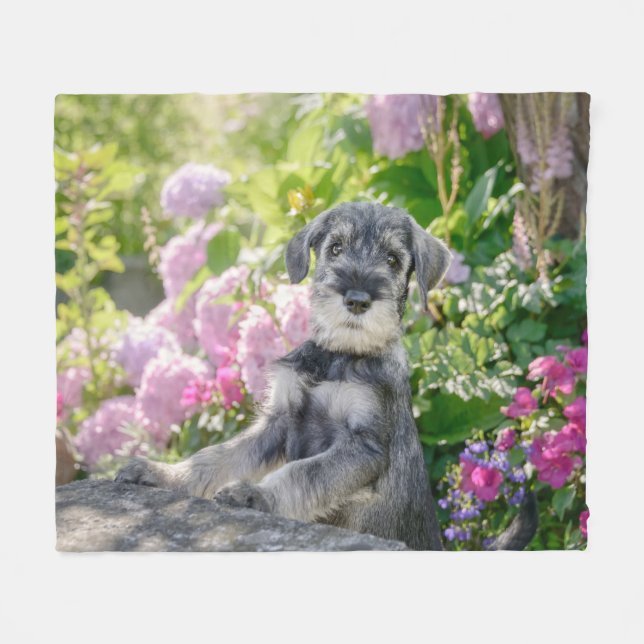 Schnauzer Welpe im blühenden Garten Fleecedecke (Vorderseite (Horizontal))