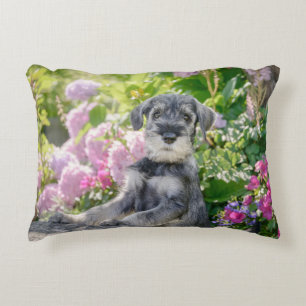 Schnauzer Welpe im Blumengarten Dekokissen
