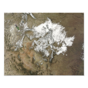 Schneabdeckungen die felsigen Berge in vereinigtem Fotodruck