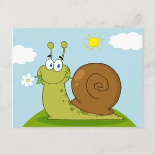Schnecke mit einer Blume im Mund auf einem Hügel Postkarte