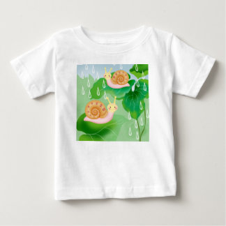 Schnecken auf Blättern im Garten Baby T-shirt