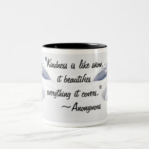 Schnee-Antriebe über Felsen Zweifarbige Tasse