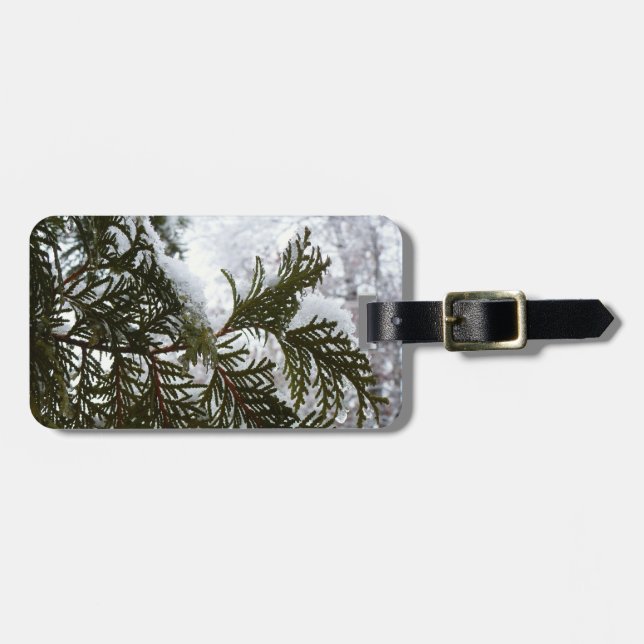 Schnee auf Evergreen Branchen Gepäckanhänger (Vorderseite horizontal)