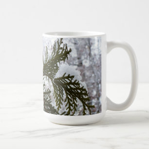 Schnee auf Evergreen Branchen Kaffeetasse