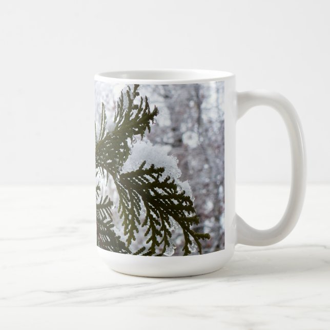 Schnee auf Evergreen Branchen Kaffeetasse (Rechts)