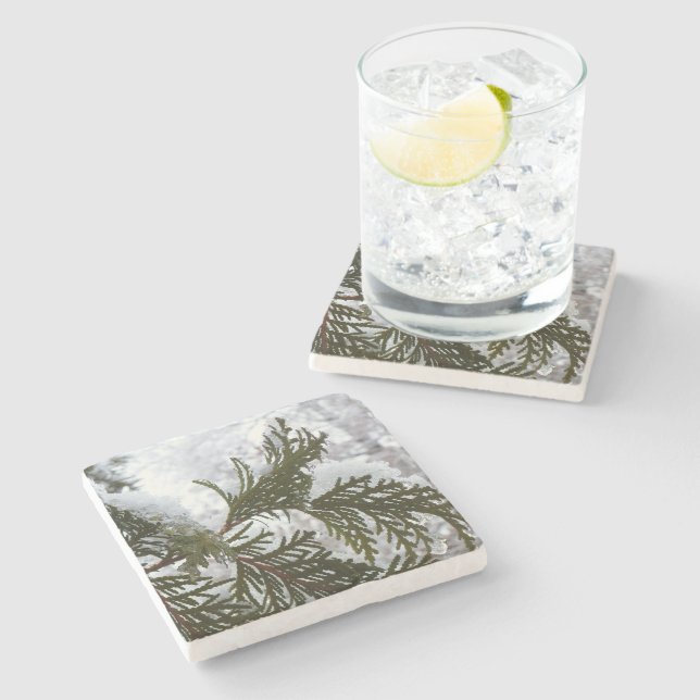 Schnee auf Evergreen Branchen Steinuntersetzer (Seitenansicht)