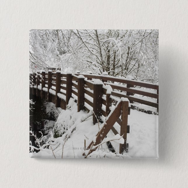 Schnee bedeckte hölzerne Brücke Button (Vorderseite)