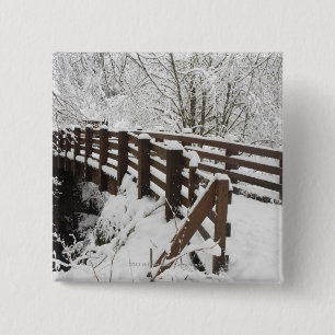 Schnee bedeckte hölzerne Brücke Button