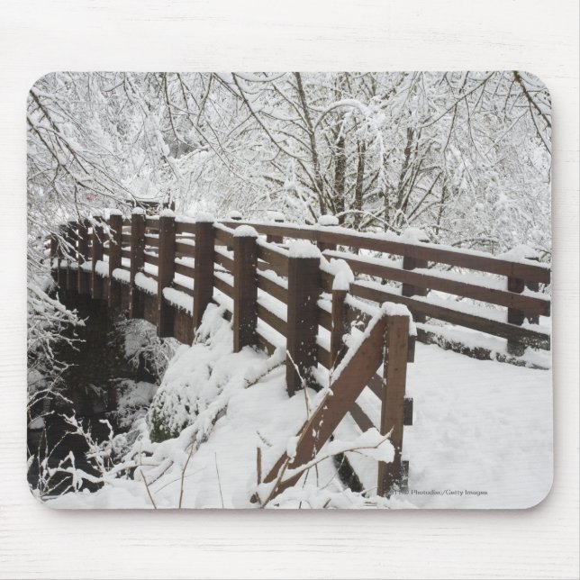 Schnee bedeckte hölzerne Brücke Mousepad (Vorne)