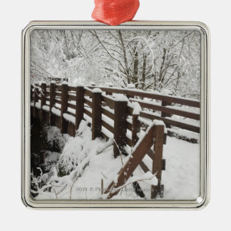 Schnee bedeckte hölzerne Brücke Ornament Aus Metall