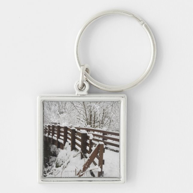 Schnee bedeckte hölzerne Brücke Schlüsselanhänger (Vorne)