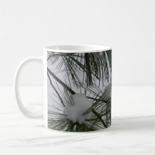 Schnee bedeckte Kiefern-Nadeln Tasse