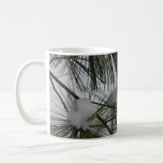 Schnee bedeckte Kiefern-Nadeln Tasse