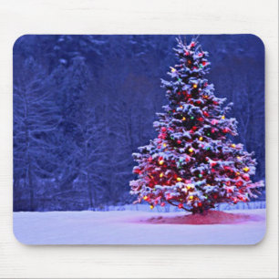 Schnee bedeckte Weihnachtsbaum Mousepad