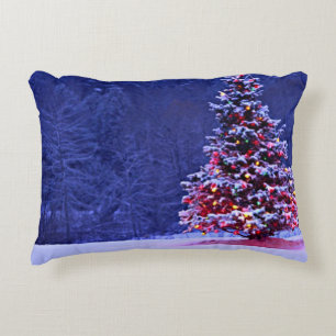 Schnee bedeckte Weihnachtsbaum Zierkissen