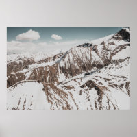 SCHNEE BEDECKTER BERG UNTER WEISSEN SCHWEINEN