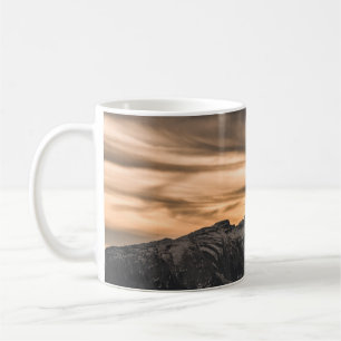 SCHNEE BEDECKTER BERG WÄHREND DES SONNENS KAFFEETASSE