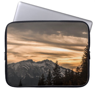 SCHNEE BEDECKTER BERG WÄHREND DES SONNENS LAPTOPSCHUTZHÜLLE
