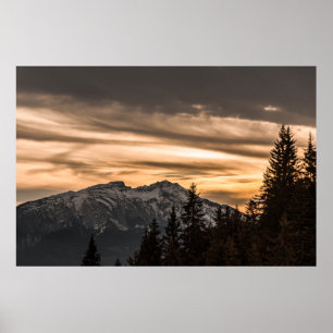 SCHNEE BEDECKTER BERG WÄHREND DES SONNENS POSTER