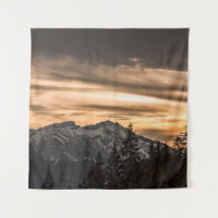 SCHNEE BEDECKTER BERG WÄHREND DES SONNENS