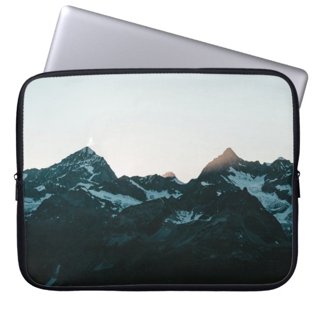SCHNEE BEDECKTER BERG WÄHREND DES TAGES2 LAPTOPSCHUTZHÜLLE (Vorderseite)