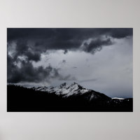 SCHNEE BERG UNTER DRAMATISCHEN SCHWANGERN
