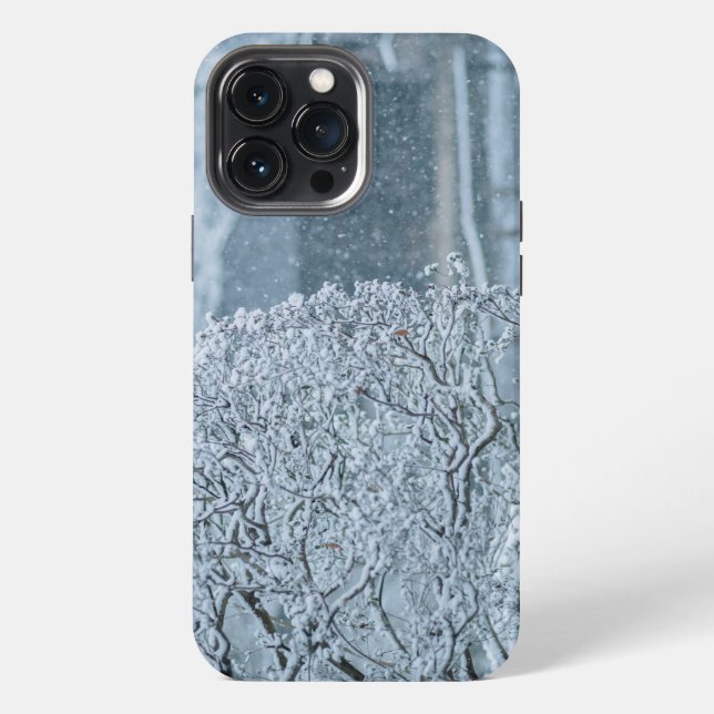 Schnee fällt in Bäumen iPhone Hülle (Rückseite)