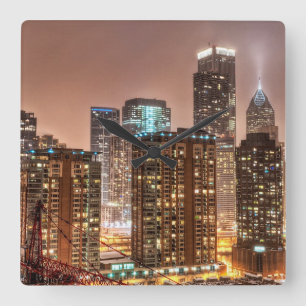Schnee fällt über Skyline am Abend in Chicago Quadratische Wanduhr