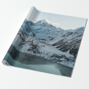 SCHNEE GEDECKTER BERG IN DER NÄHE DES WASSERKÖRP GESCHENKPAPIER