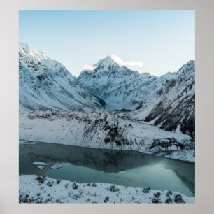SCHNEE GEDECKTER BERG IN DER NÄHE DES WASSERKÖRPER POSTER