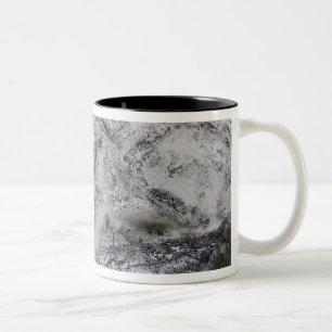 Schnee in Europa Zweifarbige Tasse