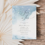 Schnee in Liebe Blaues Minimalistisches Brautparty Einladung<br><div class="desc">Die Einladung zur Winterdusche mit atemberaubendem, abstrakt staubblauen Aquarelldesign, mit kleinen Schneeflocken und elegantem Script-Schriftart. Diese Einladung eignet sich perfekt für ein winterliches Brautparty, das sich durch sein zartes und femininines Design auszeichnet, das den Kern der Saison einfängt. Das abstrakte Aquarelldesign schafft einen einzigartigen und schönen Hintergrund, während die winzigen...</div>