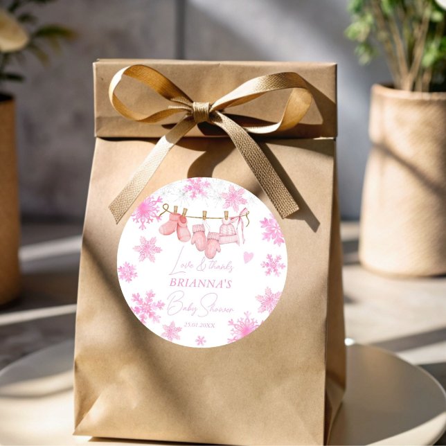 Schnee in Liebe Schneeflocken Babydusche Gefallen Runder Aufkleber (Snow in love snowflakes pink clothes on a line winter baby shower thank you favor sticker)