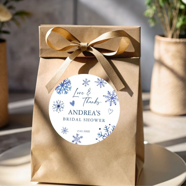 Schnee in Liebe Schneeflocken Winter Brautparty Gü Runder Aufkleber (Snow in love dusty blue snowflakes winter bridal shower thank you favor sticker)