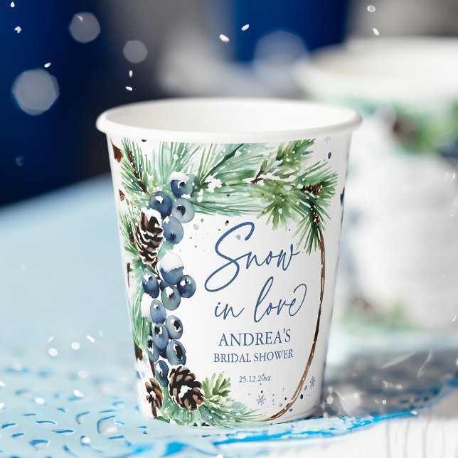 Schnee in Liebe Winter Kiefernkiefer Brautparty Kr Pappbecher (Snow in love winter bridal shower pines wreath personalized paper cups monogrammed tableware)