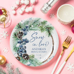 Schnee in Liebe Winter Kiefernkiefer Brautparty Kr Pappteller<br><div class="desc">Schnee in der Liebe Winter Brautparty Vorlage Party Teller,  Aquarellblau staubige Winterbeeren auf verschneiten Kiefernästen Schneeflocken moderne lässige Schriftart personalisierte Brautparty Geschirr maßgeschneiderte Teller</div>