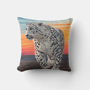 Schnee Leopard Wandern am Strand bei Sonnenunterga Kissen